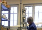 Zerreißprobe  Willy spannt gerade einen etwa Messergroßen GfK-Stringer, wie er in dem Flugzeugholm verbaut ist, in eine Zerreißproben -Messmaschine ein. Erst bei 2,5 Tonnen Zugbelastung (!) ist er gerissen